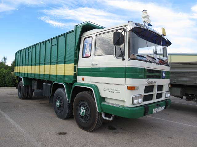 La versión tres ejes, para 26 toneladas de peso total, con doble carro directriz delantero.